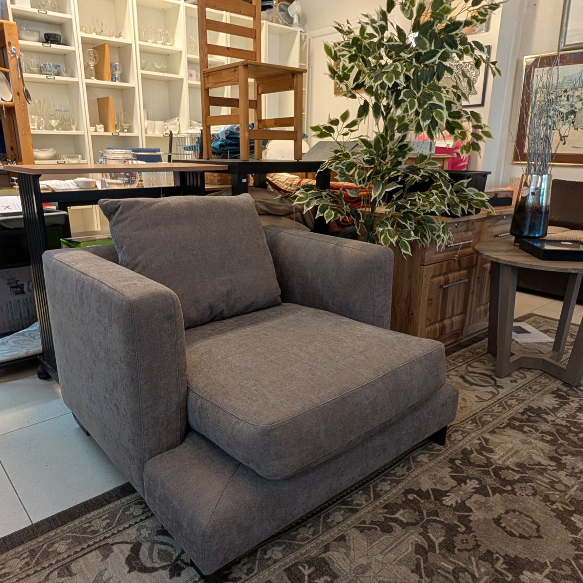 Contemporary Deep Seat Lounge Chair