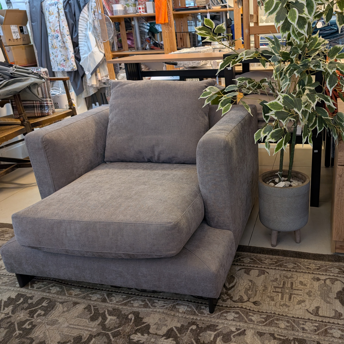 Contemporary Deep Seat Lounge Chair